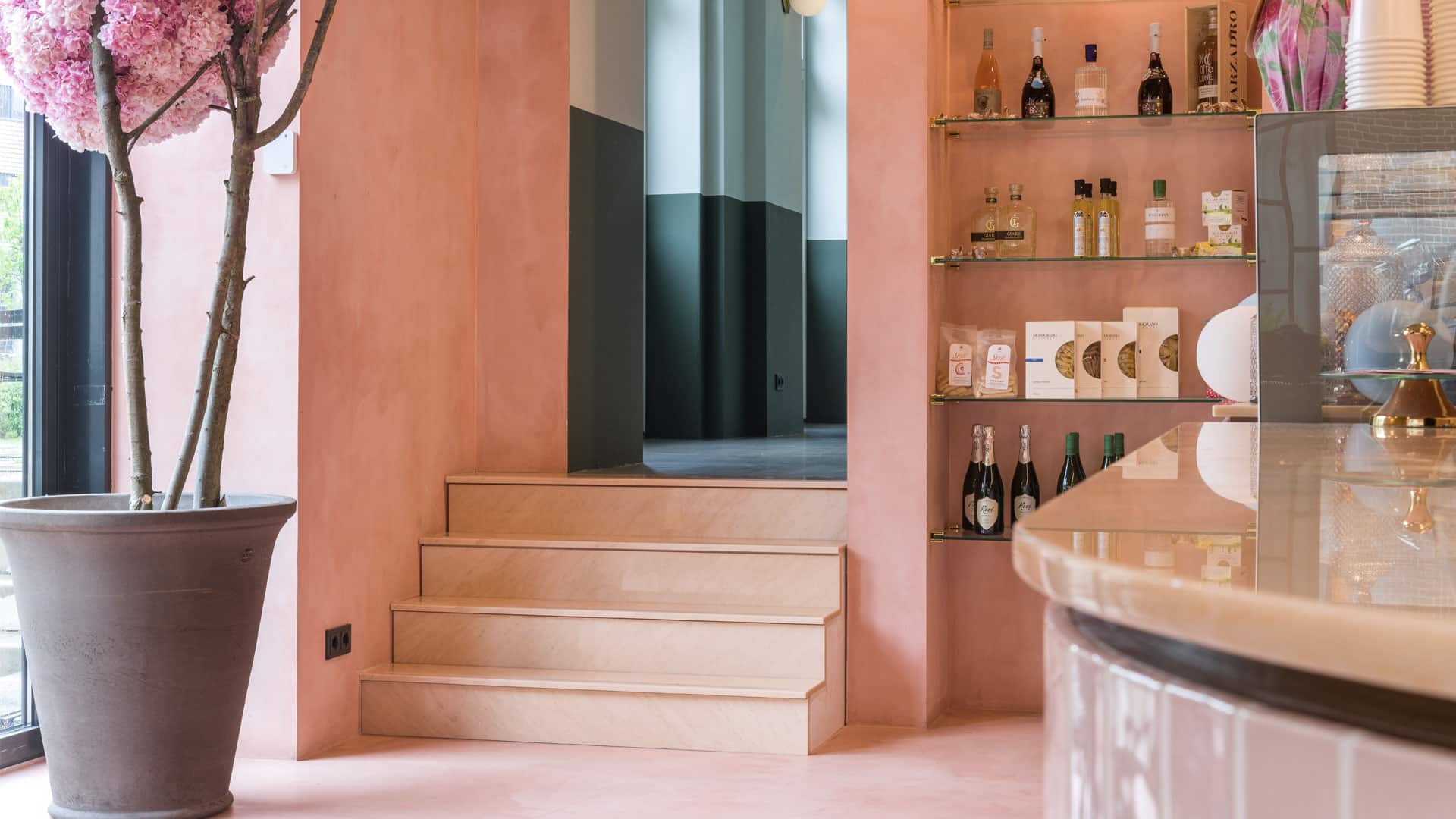 Roze ijssalon bar & trap La Contessa | Wijnja Groep
